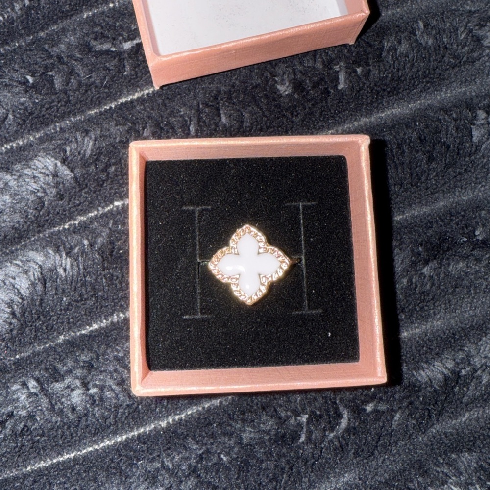NEVER WORN‼️‼️

Gold and White Clover Ring (adjustable)z